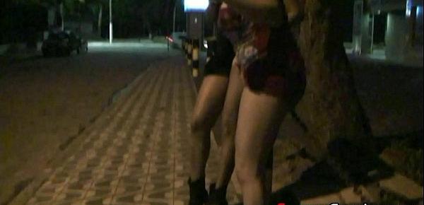  Minha namorada e sua amiga mostrando a rabeta na rua